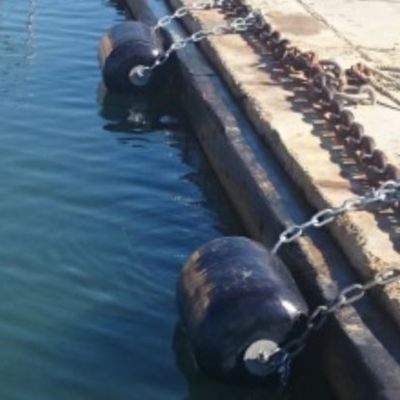 المصد البحري العائم الملون من مادة البولي يوريثين EVA البحرية مع سلسلة وشبكة الإطارات