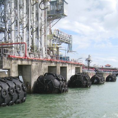 رفرف يوكوهاما قابل للنفخ يعمل بالهواء المضغوط عائم 50 كيلو باسكال درابزين لرسو السفن