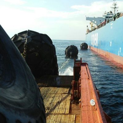 رفرف يوكوهاما قابل للنفخ يعمل بالهواء المضغوط عائم 50 كيلو باسكال درابزين لرسو السفن