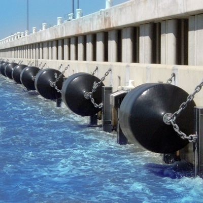 حماية السفينة من مادة البولي يوريثين الوفير البحرية الصلبة رغوة الحاجز مع طبقة نسيج الحبل النايلون